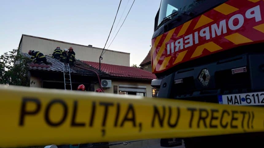 Autospeciale de stingere și autoscara ISU Timiș acționând pentru lichidarea flăcărilor la o locuință de pe strada Martir Colonel Ioan.