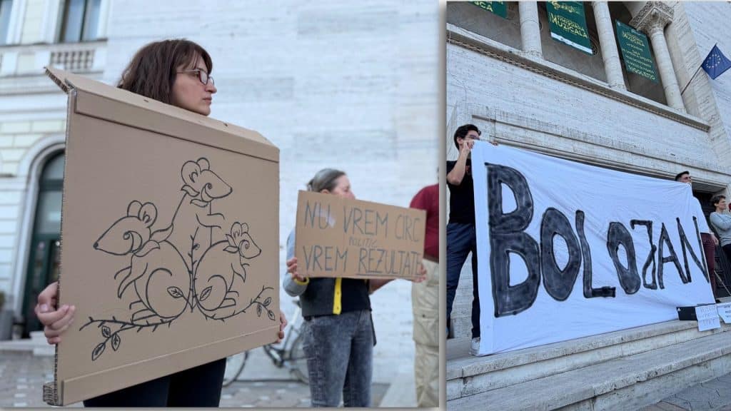 Grup de aproximativ 50 de persoane manifestând în fața Operei Naționale Române din Timișoara, cu pancarte împotriva moțiunii de cenzură.