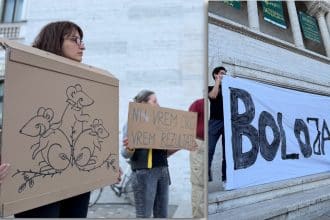 Grup de aproximativ 50 de persoane manifestând în fața Operei Naționale Române din Timișoara, cu pancarte împotriva moțiunii de cenzură.