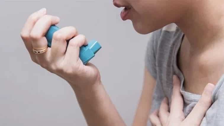Pacient efectuând un test de spirometrie în Timișoara pentru diagnosticarea astmului bronșic.