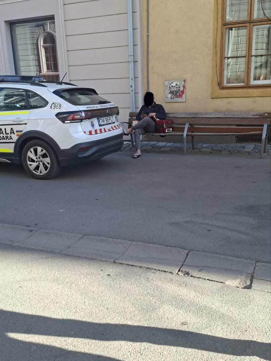 Poliția Locală Timișoara legitimând un cântăreț stradal fără autorizație pe strada Alba Iulia.