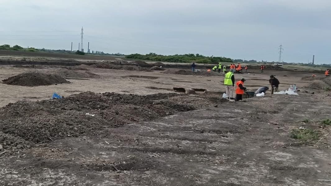 Arheologi excavând mormântul unui războinic avar îngropat alături de calul său, pe șantierul Centurii Timișoara Vest.