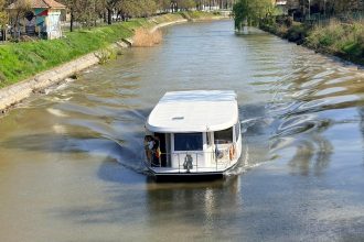 Vaporetto pe râul Bega în Timișoara - restricții de circulație temporare pe segmentul Catedrală - Sfânta Maria.