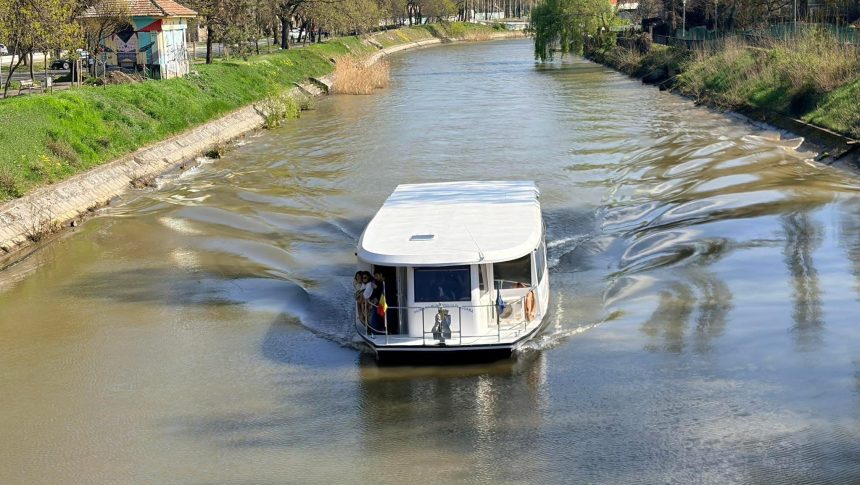 Vaporetto pe râul Bega în Timișoara - restricții de circulație temporare pe segmentul Catedrală - Sfânta Maria.
