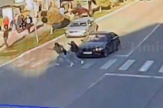 Ambulanță în fața spitalului din Timișoara unde a fost transportată minora accidentată la Buziaș.