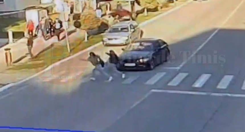 Ambulanță în fața spitalului din Timișoara unde a fost transportată minora accidentată la Buziaș.