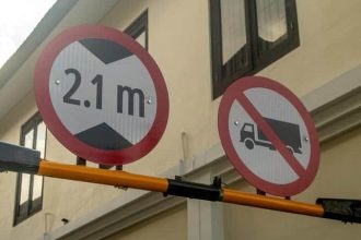 Indicator rutier de restricție tonaj în Timișoara, unde din 1 august camioanele vor avea acces limitat pe toate străzile.
