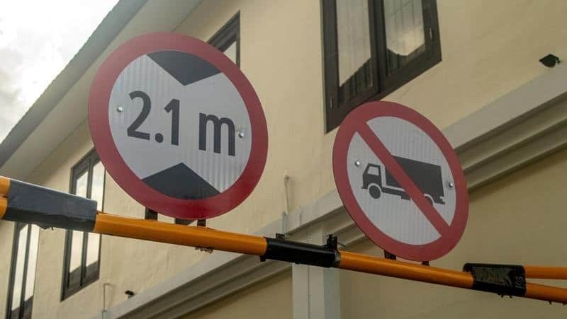 Indicator rutier de restricție tonaj în Timișoara, unde din 1 august camioanele vor avea acces limitat pe toate străzile.