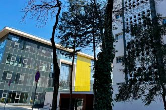 Studenți în laboratorul Facultății de Inginerie Chimică din cadrul UPT; noul program de licență Chemical Engineering în limba engleză.