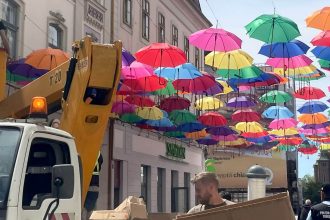 Instalația cu umbrele colorate suspendate pe strada pietonală Alba Iulia din Timișoara.