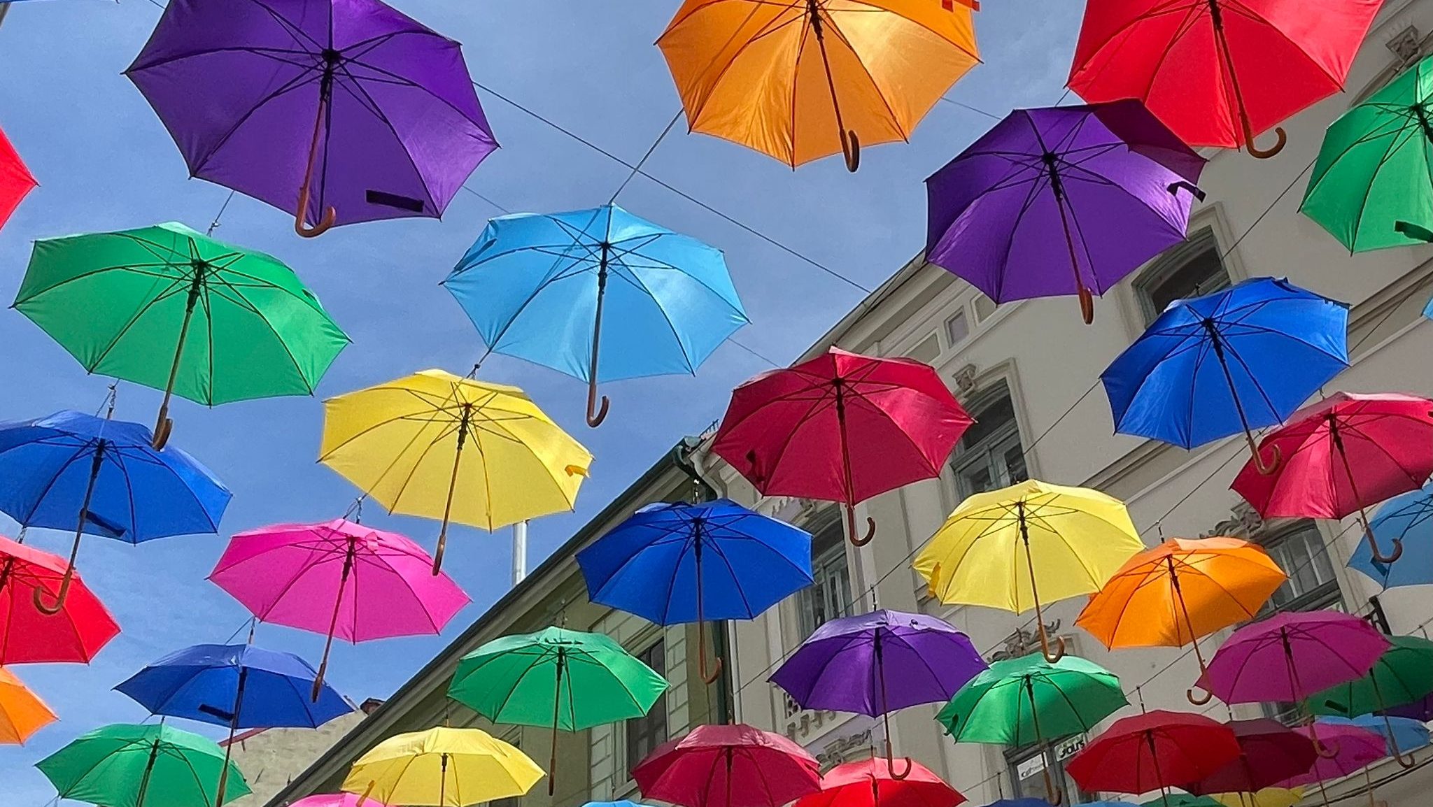 Instalația cu umbrele colorate suspendate pe strada pietonală Alba Iulia din Timișoara.