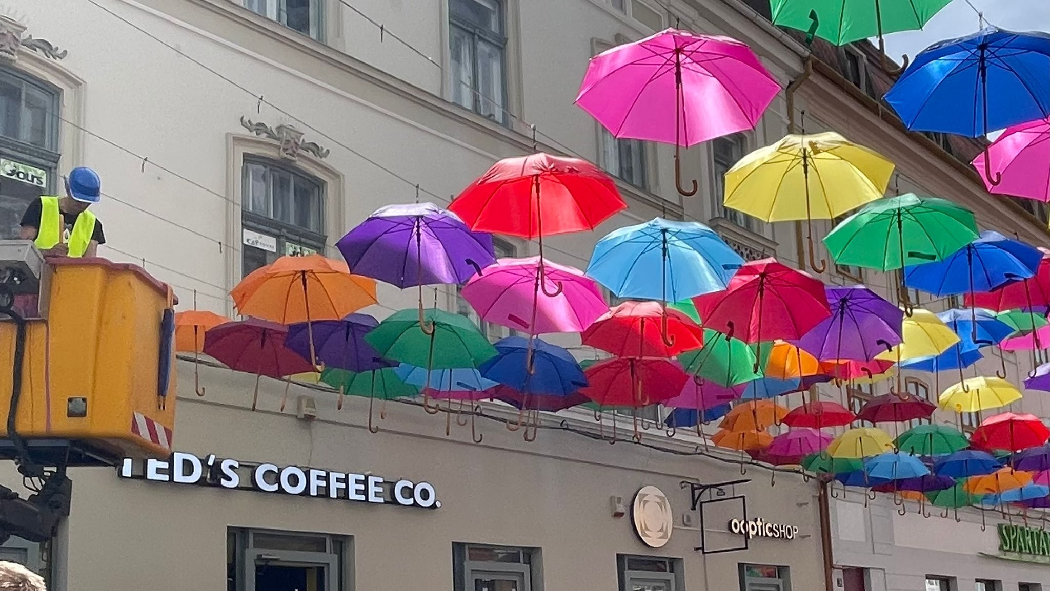 Instalația cu umbrele colorate suspendate pe strada pietonală Alba Iulia din Timișoara.