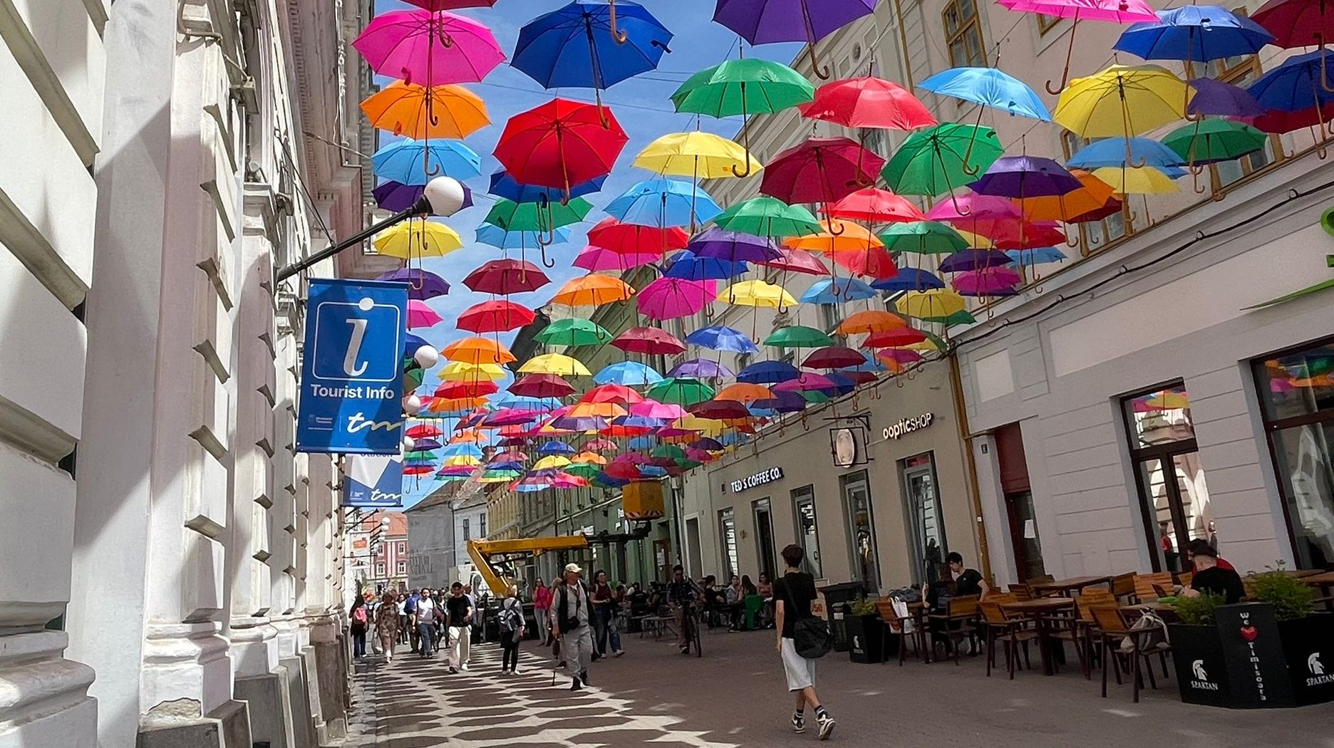 Instalația cu umbrele colorate suspendate pe strada pietonală Alba Iulia din Timișoara.