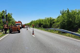Lucrări de montare a parapetelor rutiere pe DN 59 între localitățile Șag și Jebel; trafic dirijat.