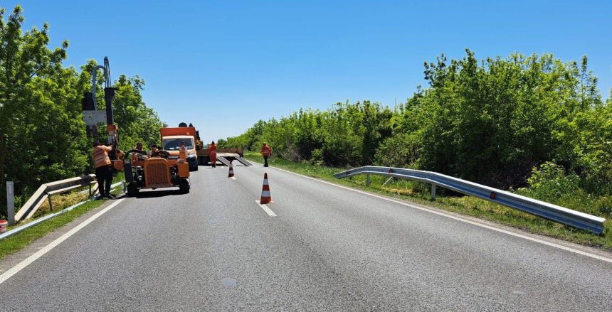 Lucrări de montare a parapetelor rutiere pe DN 59 între localitățile Șag și Jebel; trafic dirijat.