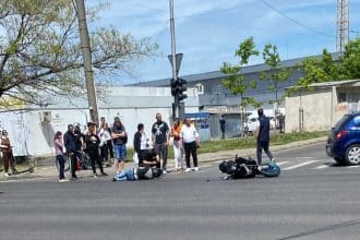 Locul accidentului de pe Calea Torontalului din Timișoara; motocicletă avariată după coliziunea cu un autoturism.