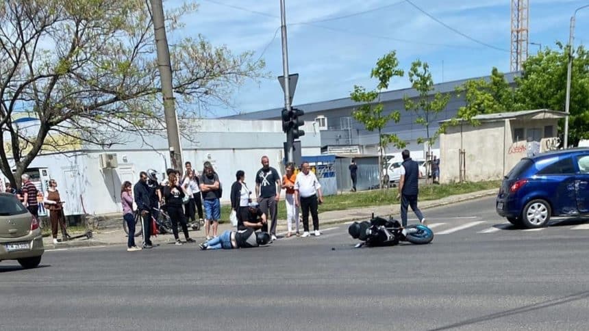 Locul accidentului de pe Calea Torontalului din Timișoara; motocicletă avariată după coliziunea cu un autoturism.