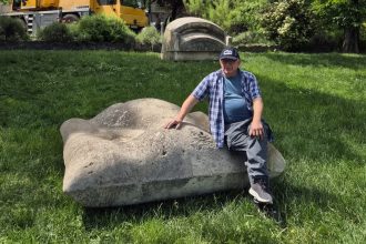 Sculpturile „Perna” de Adrian Ioniță și „Tron” de Neculai Băndărău, reamplasate pe malul Begăi în Parcul Alpinet, Timișoara.
