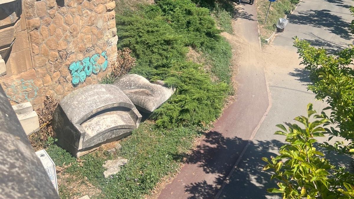 Sculpturile „Perna” de Adrian Ioniță și „Tron” de Neculai Băndărău, reamplasate pe malul Begăi în Parcul Alpinet, Timișoara.