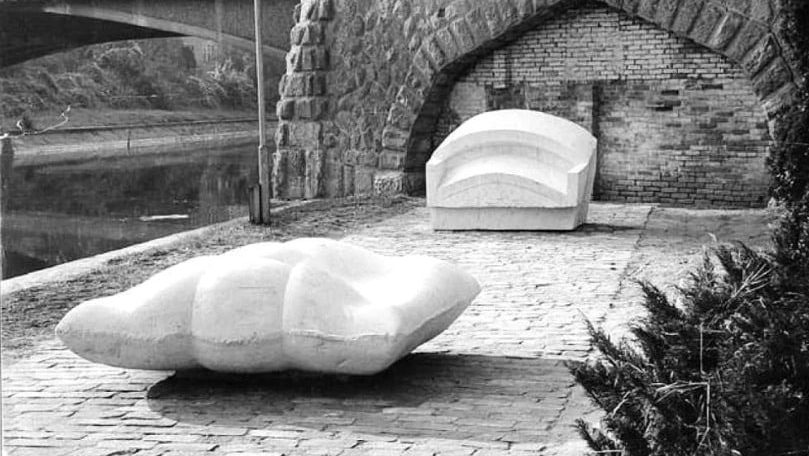 Sculpturile „Perna” de Adrian Ioniță și „Tron” de Neculai Băndărău, reamplasate pe malul Begăi în Parcul Alpinet, Timișoara.