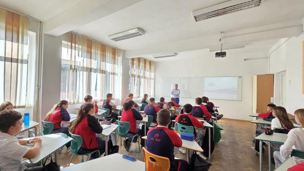 Elevi din Timișoara discutând cu reprezentanții consulatelor europene despre studii și cariere în Uniunea Europeană.