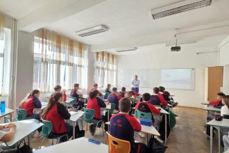 Elevi din Timișoara discutând cu reprezentanții consulatelor europene despre studii și cariere în Uniunea Europeană.