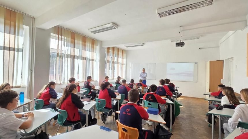 Elevi din Timișoara discutând cu reprezentanții consulatelor europene despre studii și cariere în Uniunea Europeană.