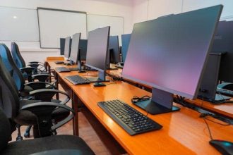 Laborator școlar modernizat în Timișoara; elevi utilizând ochelari VR și imprimante 3D achiziționate prin PNRR.