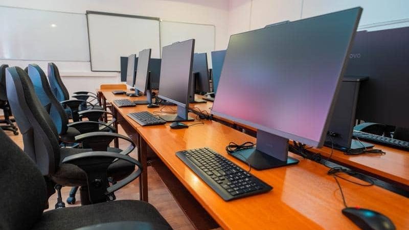 Laborator școlar modernizat în Timișoara; elevi utilizând ochelari VR și imprimante 3D achiziționate prin PNRR.