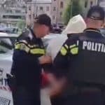 Autospecială a Inspectoratului de Poliție Județean Arad parcată în fața sediului unde sunt audiați bărbații implicați în scandal.