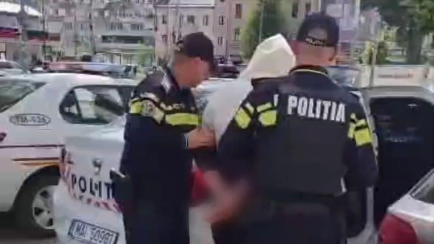 Probe ridicate de polițiștii de la Transporturi Timiș în urma perchezițiilor la domiciliile a doi bărbați suspectați de furt și fraudă bancară.