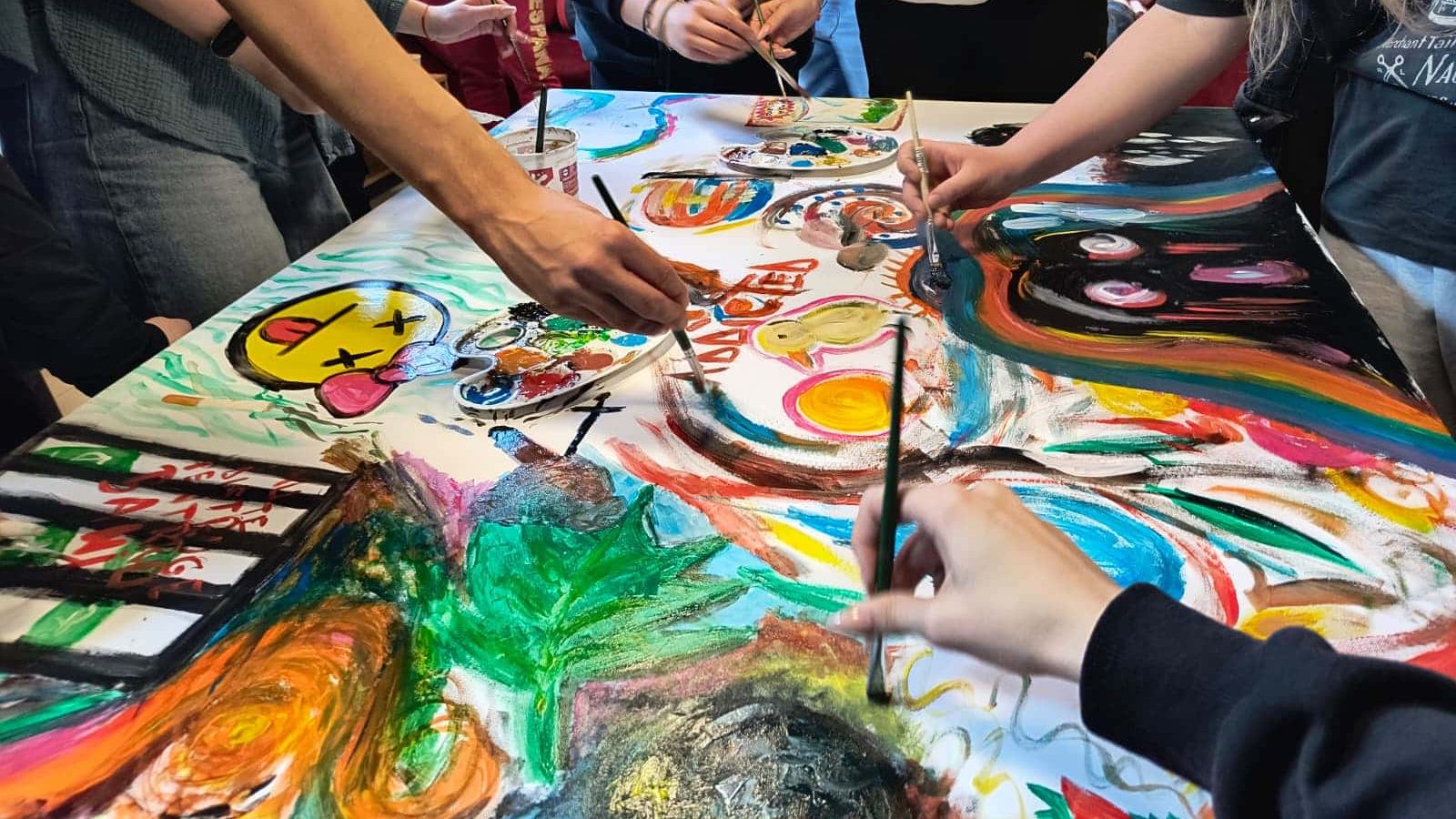 Elevi de la Liceul de Arte Plastice din Timișoara participând la o sesiune de prevenire anti-drog alături de deținuți din Penitenciarul Timișoara.