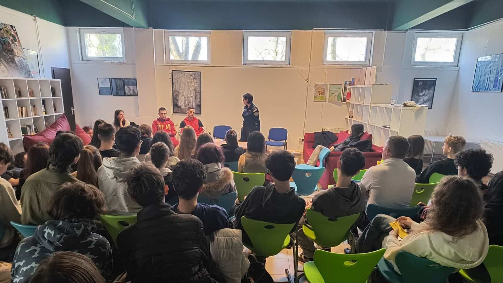 Elevi de la Liceul de Arte Plastice din Timișoara participând la o sesiune de prevenire anti-drog alături de deținuți din Penitenciarul Timișoara.