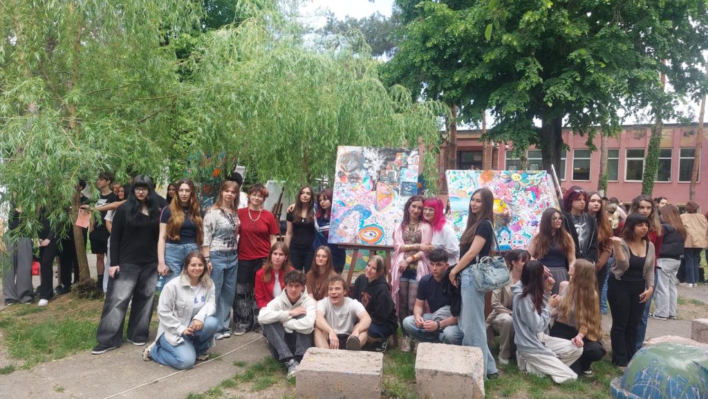 Elevi de la Liceul de Arte Plastice din Timișoara participând la o sesiune de prevenire anti-drog alături de deținuți din Penitenciarul Timișoara.