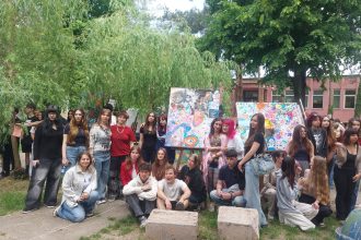 Elevi de la Liceul de Arte Plastice din Timișoara participând la o sesiune de prevenire anti-drog alături de deținuți din Penitenciarul Timișoara.