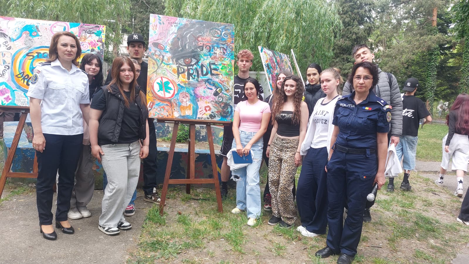 Elevi de la Liceul de Arte Plastice din Timișoara participând la o sesiune de prevenire anti-drog alături de deținuți din Penitenciarul Timișoara.