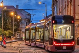Tramvaiul liniei 2 din Timișoara circulând pe traseul modificat între Shopping City și Gara de Est din cauza lucrărilor.