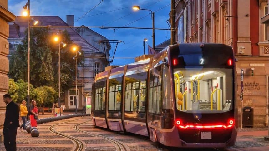 Tramvaiul liniei 2 din Timișoara circulând pe traseul modificat între Shopping City și Gara de Est din cauza lucrărilor.