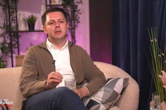 Viceprimarul Ruben Lațcău vorbind în cadrul podcastului Vorbe Grele despre situația incertă a adăposturilor civile din Timișoara.