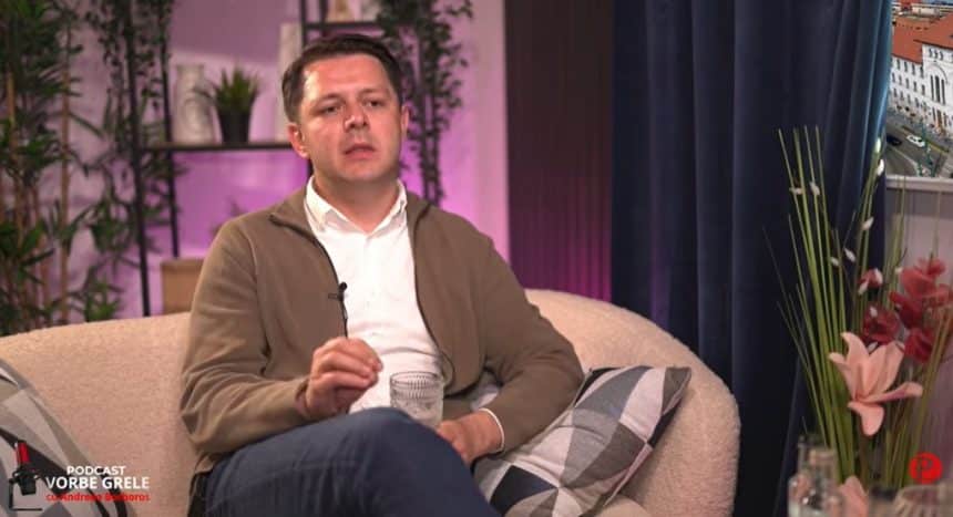 Viceprimarul Ruben Lațcău vorbind în cadrul podcastului Vorbe Grele despre situația incertă a adăposturilor civile din Timișoara.