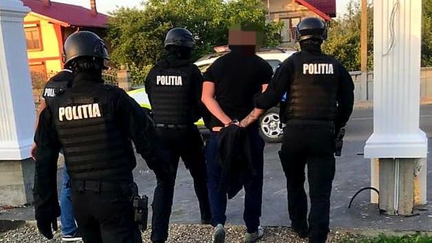 Anchetatori și polițiști de la IPJ Timiș desfășurând percheziții într-un dosar de evaziune fiscală la o firmă de curierat.