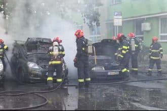 Autoturisme distruse de flăcări pe Calea Bogdăneștilor din Timișoara în urma unui incendiu provocat.