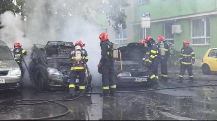 Autoturisme distruse de flăcări pe Calea Bogdăneștilor din Timișoara în urma unui incendiu provocat.