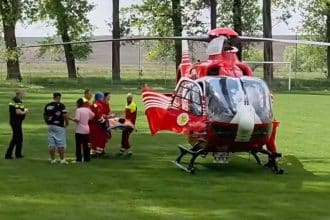 Elicopter SMURD preluând un elev de 12 ani rănit la o școală din Vinga, județul Arad, pentru transportul la Timișoara.