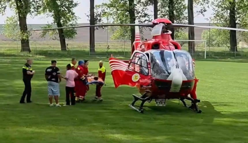 Elicopter SMURD preluând un elev de 12 ani rănit la o școală din Vinga, județul Arad, pentru transportul la Timișoara.