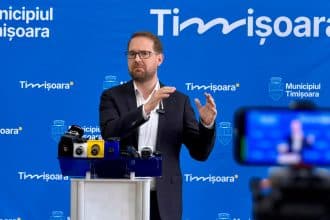 Mijloace de transport comun moderne din flota STPT circulând pe străzile din Timișoara, parte a investițiilor de modernizare.