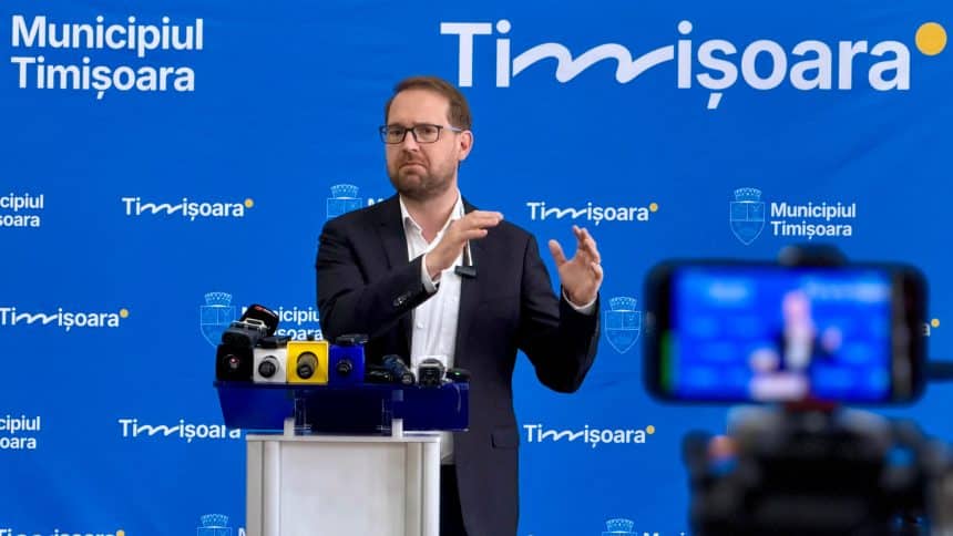 Mijloace de transport comun moderne din flota STPT circulând pe străzile din Timișoara, parte a investițiilor de modernizare.