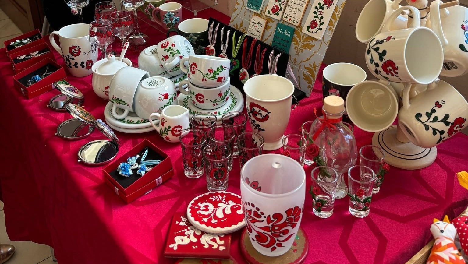Spectacol de dansuri și muzică tradițională maghiară în cadrul festivalului Zilele Maghiare Bănățene din Timișoara.