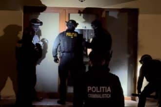 Procurori DIICOT Timișoara desfășurând ancheta într-un dosar de pornografie infantilă și manipulare online a minorilor.