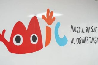 Copii explorând instalațiile interactive de la Muzeul MIC din Timișoara, situat în Bastionul Maria Theresia.